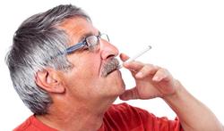 123-senior-man-roken-sigar-05-18.jpg