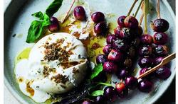 Recept: burrata met geroosterde druiven en basilicum