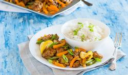 Recept: wok van kip met paprika, spitskool en sojascheuten