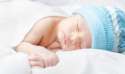 Pourquoi les bébés s’endorment-ils quand on les berce ?