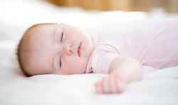 Waarom baby's lachen en brabbelen tijdens het slapen