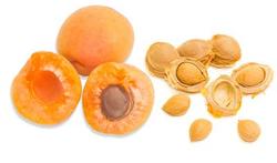 Voorzichtig met rauwe abrikozenpitten en amandelen