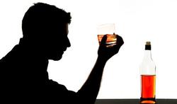 Alcool et maladie du foie : pourquoi certains buveurs sont-ils protégés ?
