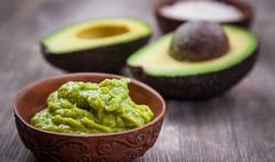 Hoe verwijdert u de pit van een avocado op een veilige manier?