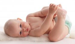 Bébés : prudence avec les lingettes et les laits de toilette
