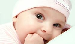 Visage de peur ou de joie : le réflexe de survie du bébé 