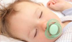 Bébé dans une chambre séparée = meilleur sommeil