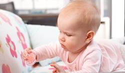 Wat zijn de voordelen van buikligging voor een baby?