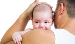Vader en kind hebben baat bij huid-op-huidcontact