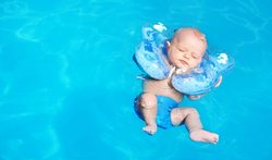 Bébé à la piscine : à partir de quel âge peut-il se baigner ?