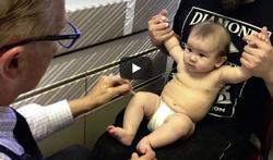 Amerikaanse kinderarts vaccineert al zingend