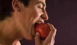 Bactéries : pourquoi il vaut mieux manger une pomme bio
