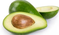 Hoe vermijd je dat een opengesneden avocado bruin verkleurt?