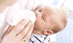 Moet je een pasgeboren baby wakker maken voor voeding?