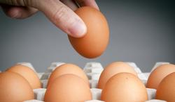 Hoe breng je een ei snel op kamertemperatuur?