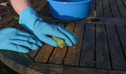 Quelle est la solution la plus naturelle pour enlever les dépôts verts et la mousse de votre terrasse ?