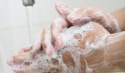 Wat desinfecteert er je handen best: zeep of ontsmettingsgel?