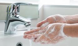 Zijn je handen beter ontsmet als je ze wast met warm water?