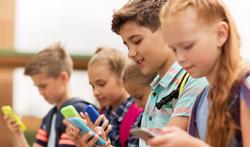 Hoe leer je je kind omgaan met een smartphone?