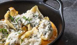 Conchiglie met cashewnotenricotta en pompoencrème