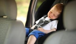 Hoe bevestigt u het kinderzitje in de wagen correct?