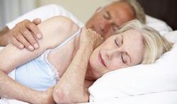 Helpt slapen op je zij tegen Alzheimer?