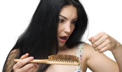 Perte de cheveux chez les femmes : causes et traitement