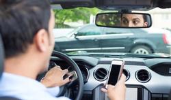 1 op de 5 jonge bestuurders gebruikt zijn smartphone elke rit