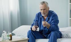 123-man-medic-ziek-pil-senior-02-19.jpg