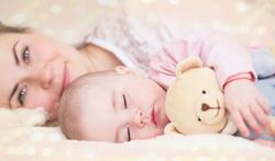 Waarom wordt samen slapen met een baby afgeraden?