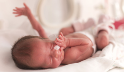 Stridor : pourquoi les bébés prématurés font du bruit quand il respire ?