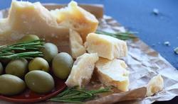 Salade de blé au fromage vieux et olives tièdes