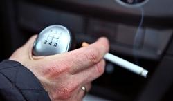Fumer en voiture : les interdictions se multiplient