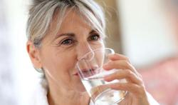 Hydratation des seniors : faut-il boire plus en vieillissant ?