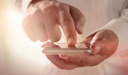 Smartphone : téléphoner pendant qu’il charge, mauvais pour le sperme ?