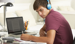 Muziek tijdens het studeren: slim of juist niet?