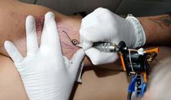 Cancer, infection, allergie : quels risques avec un tatouage ?