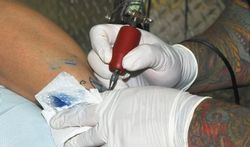 Veel tatoeages met gevaarlijke kleurstoffen