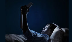 Jongeren hebben meer slaapklachten bij schermgebruik voor het slapen