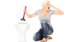 Hoe ontstop je een toilet zonder ontstoppingsproduct?