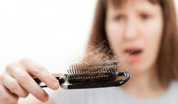 Chute des cheveux : les causes et les traitements
