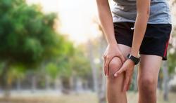 Genou du coureur : causes, symptômes, traitement 