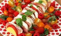 Salade de burrata, pêche, tomate et jambon cru