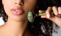 Rouleau de jade : le soin beauté visage anti-cernes et anti-rides