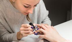 Hoe verwijder je gelpolish op je nagels?