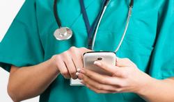 Hôpital : le danger des microbes des téléphones portables