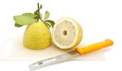 Een handig wistjedatje voor in de keuken: citroensap tegen verkleuring 