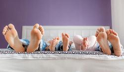123m-kind-ouders-bed-slapen-voeten-13-11.jpg