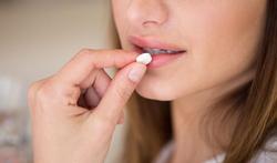 Médicaments : pourquoi autant d'effets secondaires chez les femmes ?