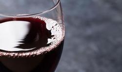 Un verre de vin rouge avant de fumer une cigarette ?